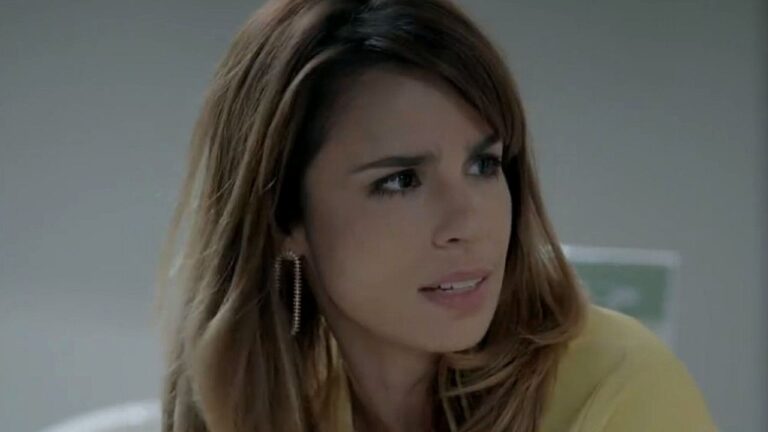Atriz com expressão preocupada em cena de novela ambientada em hospital ou clínica médica