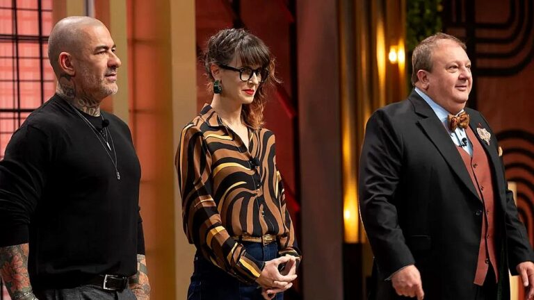 Henrique Fogaça, Helena Rizzo e Erick Jacquin no palco do MasterChef Brasil durante avaliação culinária