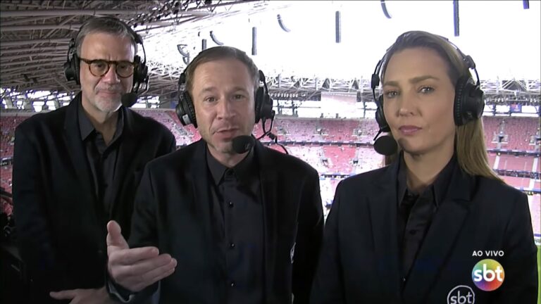 Mauro Beting, Tiago Leifert e Nadine Basttos comentam final da Champions League em cabine de transmissão do SBT em Budapeste.
