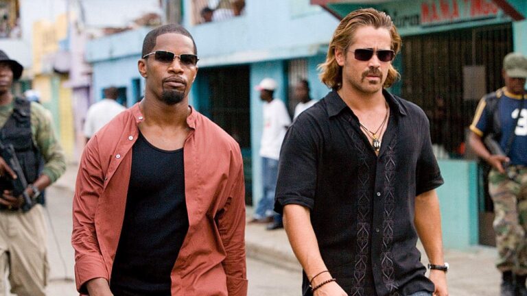 Jamie Foxx e Colin Farrell caminham de óculos escuros em cena do filme Miami Vice