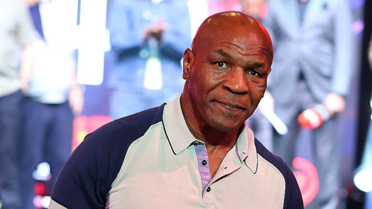 Lutador Mike Tyson com uma blusa cinza e preta