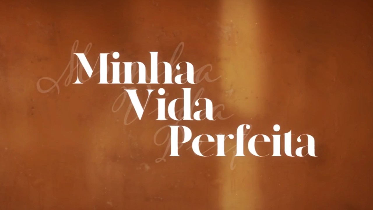 Logotipo da novela Minha Vida Perfeita em letras brancas sobre fundo marrom com textura e iluminação suave ao centro