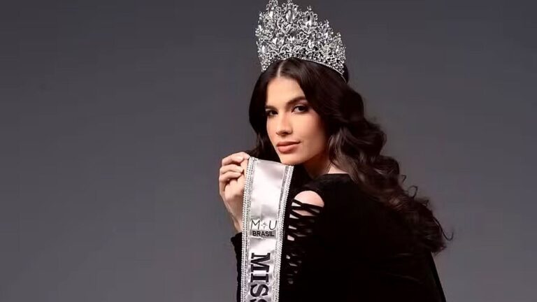 Miss Brasil posa com coroa e faixa em ensaio oficial do concurso de beleza