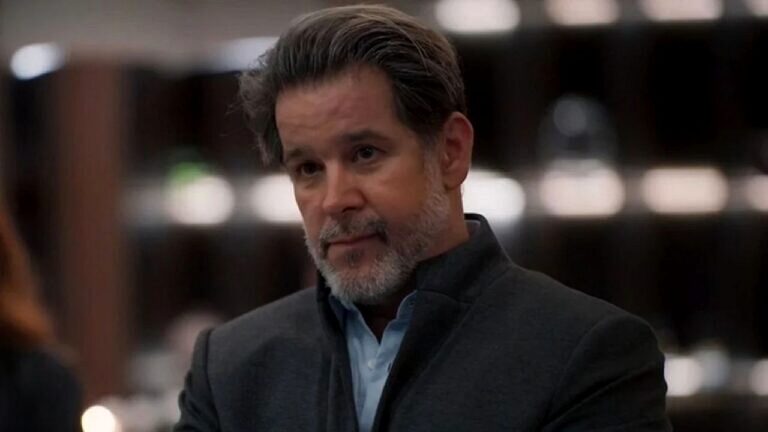 Murilo Benício com barba grisalha em cena de novela ambientada em restaurante sofisticado