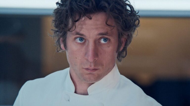 Jeremy Allen White como Carmy em cena da série O Urso usando uniforme de chef de cozinha