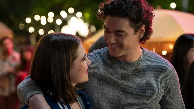 Casal troca olhares durante encontro romântico em cena de série adolescente do Prime Video