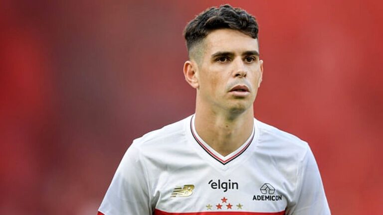 Jogador de futebol em um fundo vermelho
