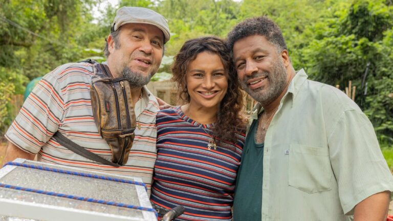 Pablo (Otávio Muller), Conceição (Dira Paes) e Luisão (Ailton Graça) juntos em cena da série Pablo e Luisão no Globoplay