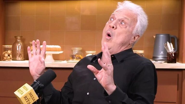 Pedro Bial gesticula durante entrevista em cenário de cozinha moderna