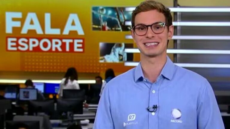 Homem de camisa azul e óculos apresenta o Fala Esporte em estúdio da Record TV