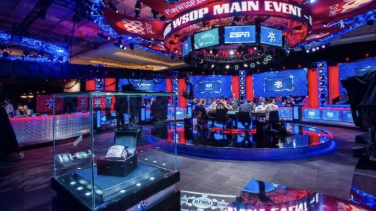 Mesa final do WSOP Main Event com jogadores de pôquer e estrutura de transmissão iluminada em torneio em Las Vegas
