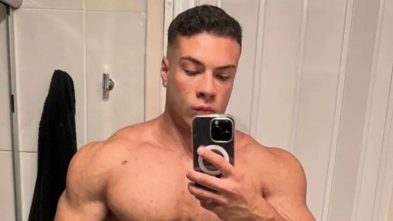 Rafa Marttinz tira selfie sem camisa em frente ao espelho no banheiro exibindo corpo musculoso