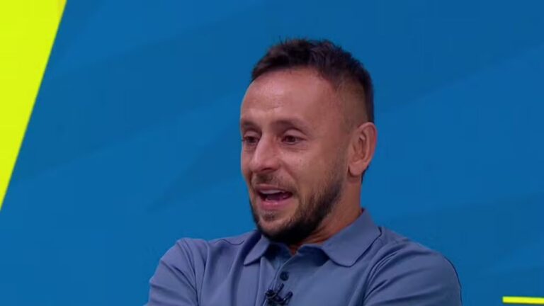 Rafinha durante participação em programa da Globo com expressão emocionada no estúdio