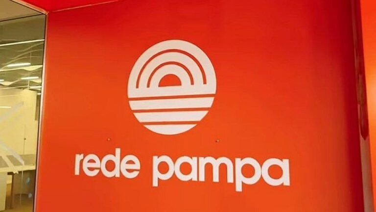 Logotipo da Rede Pampa exibido em parede vermelha dentro da sede da emissora