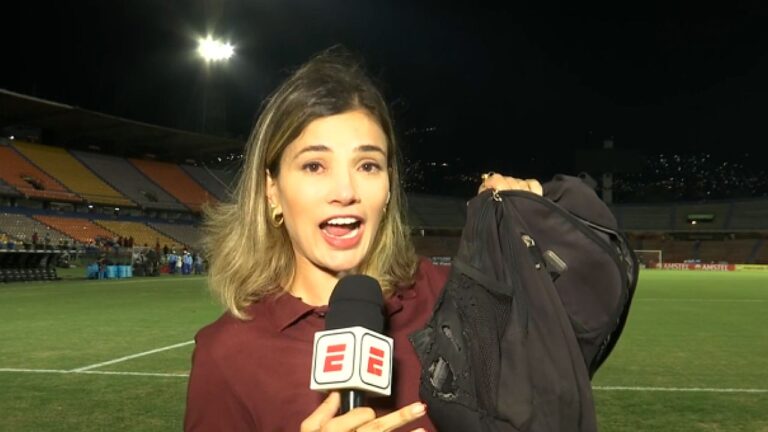 Repórter da ESPN mostra mochila rasgada durante transmissão em estádio de futebol à noite