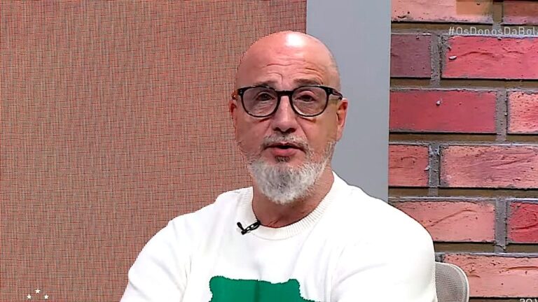 Comentarista esportivo fala durante programa Os Donos da Bola em estúdio de TV