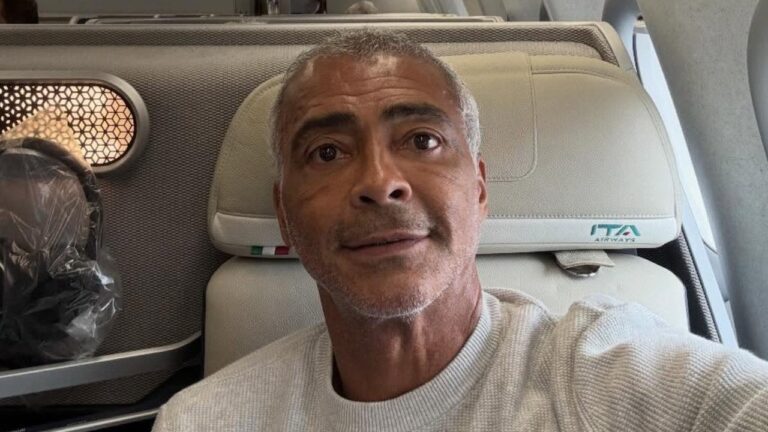 Romário grava vídeo sentado em poltrona de avião durante viagem em classe executiva da ITA Airways