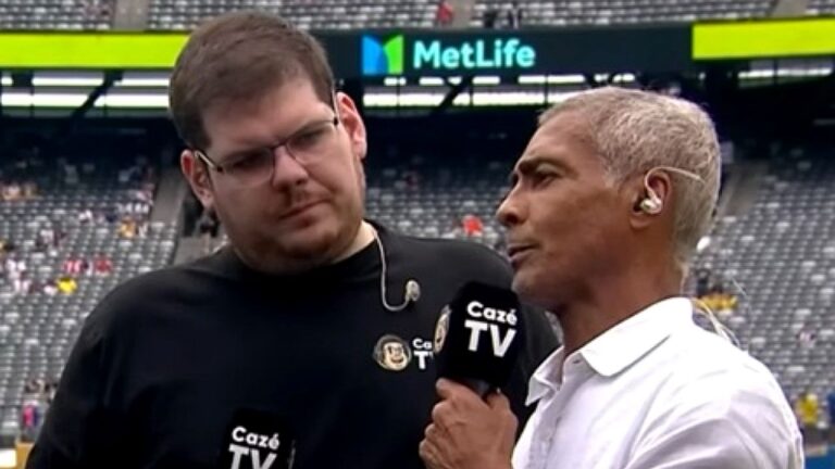 Homens da Cazé TV fazem entrevista no gramado de estádio durante cobertura esportiva