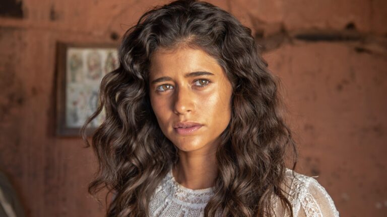 Isadora Cruz como Rosa com expressão séria em cena da novela Guerreiros do Sol