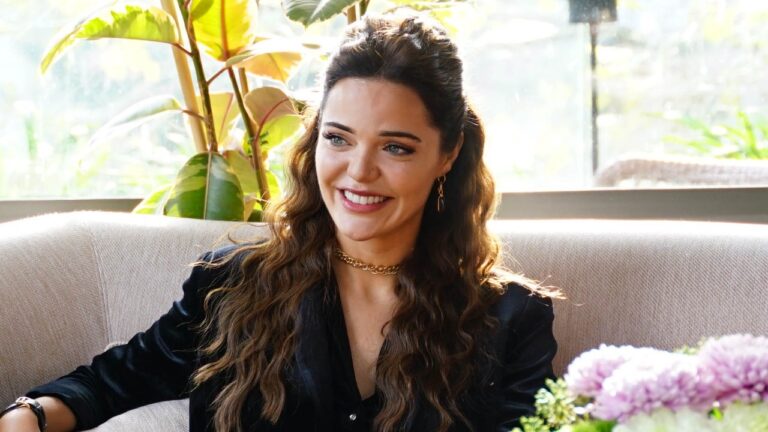 Sebnem interpretada por Hilal Altinbilek sorrindo em sofá em cena da novela turca Minha Vida Perfeita