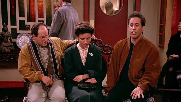 George Costanza, Elaine Benes e Jerry Seinfeld sentados durante cena clássica da série Seinfeld