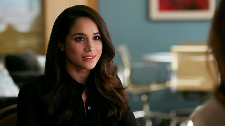 Meghan Markle conversa em escritório durante cena da série Suits