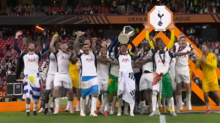Jogadores do Tottenham erguem troféu e comemoram título da Europa League em campo com torcida ao fundo