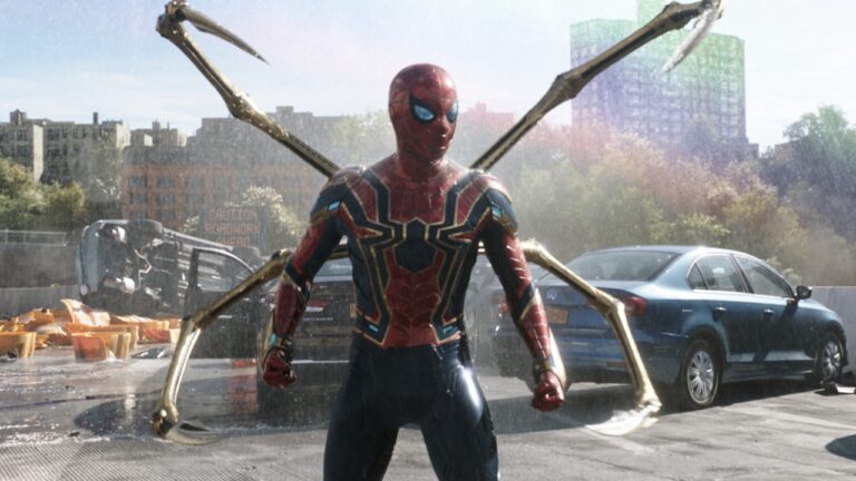 Homem-Aranha interpretado por Tom Holland com traje vermelho e dourado em cena de ação de Sem Volta para Casa