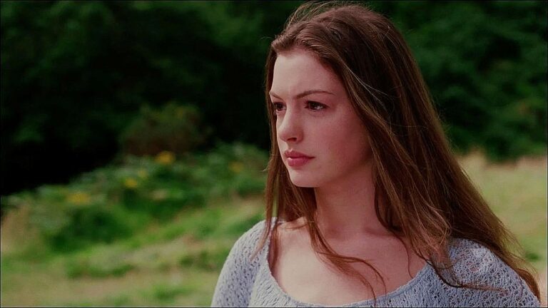 Anne Hathaway como Ella em cena ao ar livre do filme Uma Garota Encantada