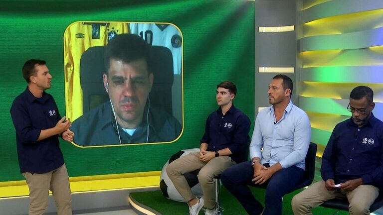 Comentaristas participam de programa esportivo com convidado em videochamada exibida em telão verde
