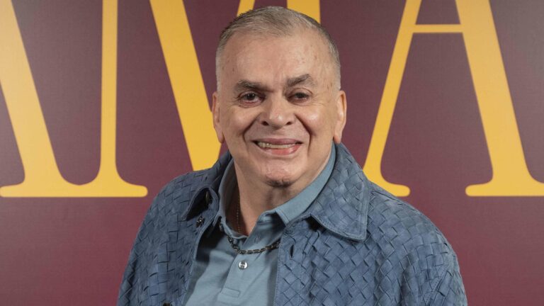 Walcyr Carrasco posa sorrindo durante lançamento de Quem Ama Cuida em evento promocional da novela da Globo.