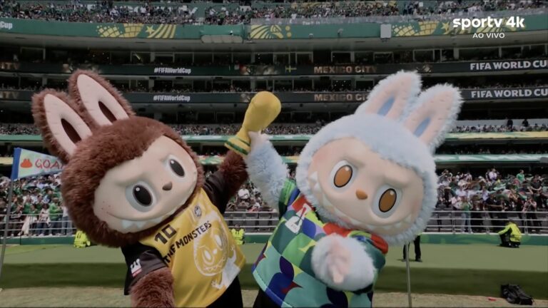 Labubus fantasiados acenam no gramado diante da torcida durante abertura da Copa do Mundo no Estádio Azteca, no México