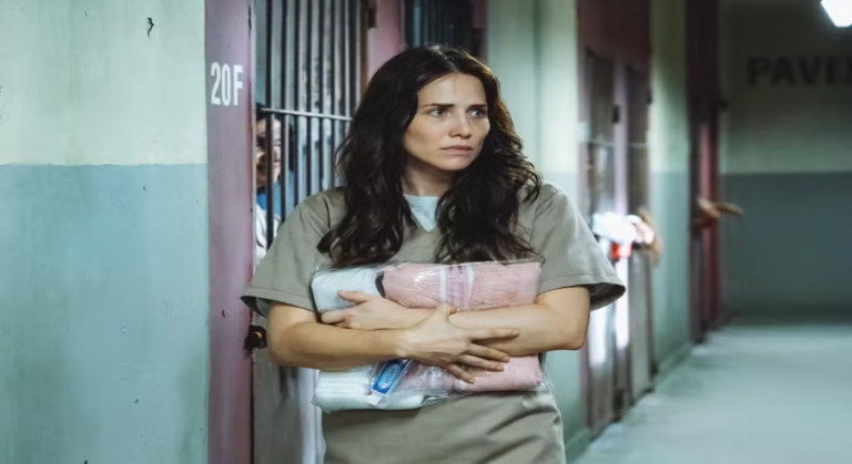 Adriana cai na armadilha de Pilar e é presa em Quem Ama Cuida
