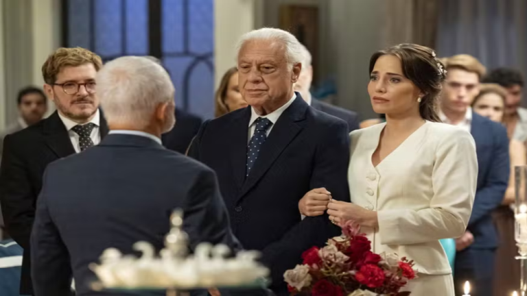 Adriana se casa com Arthur mesmo contra a vontade da sua família e da dele em Quem Ama Cuida