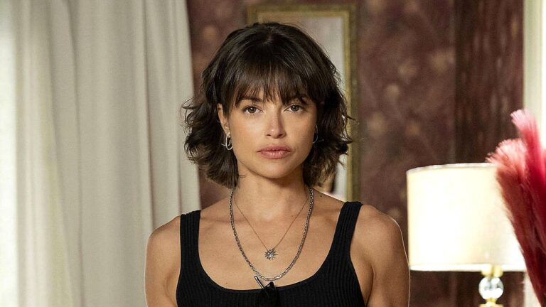 Agatha Moreira com cabelo curto e franja observa atentamente em cena da novela Mania de Você dentro de mansão elegante