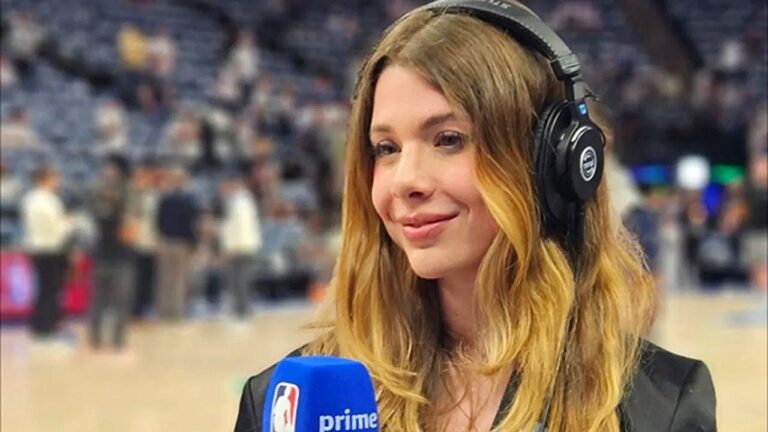 Alana Ambrosio usa fones de ouvido durante cobertura de partida da NBA para plataforma de streaming esportivo
