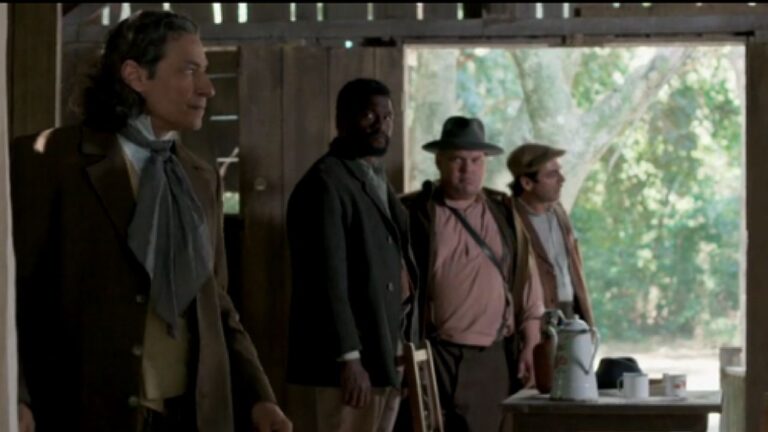 Personagens reunidos em cabana de fazenda em cena de época da novela Além do Tempo da TV Globo