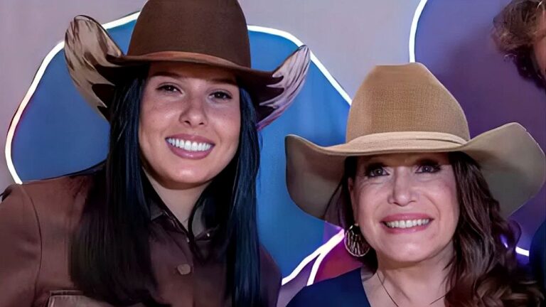 Ana Castela e Susana Vieira sorriem usando chapéus de cowboy durante evento com temática sertaneja