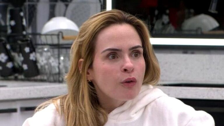 Ana Paula Renault com expressão de surpresa durante conversa na cozinha da casa do reality show Big Brother Brasil