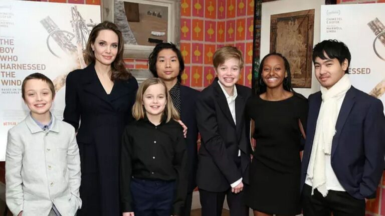Angelina Jolie posa com jovens atores durante evento de divulgação do filme O Menino que Descobriu o Vento