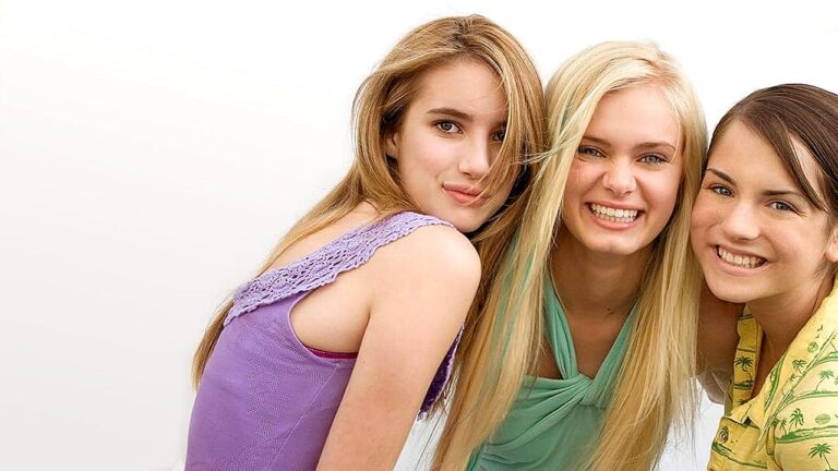 Claire (Emma Roberts), Aquamarine (Sara Paxton) e Hailey (JoJo) sorrindo juntas em cena do filme Aquamarine