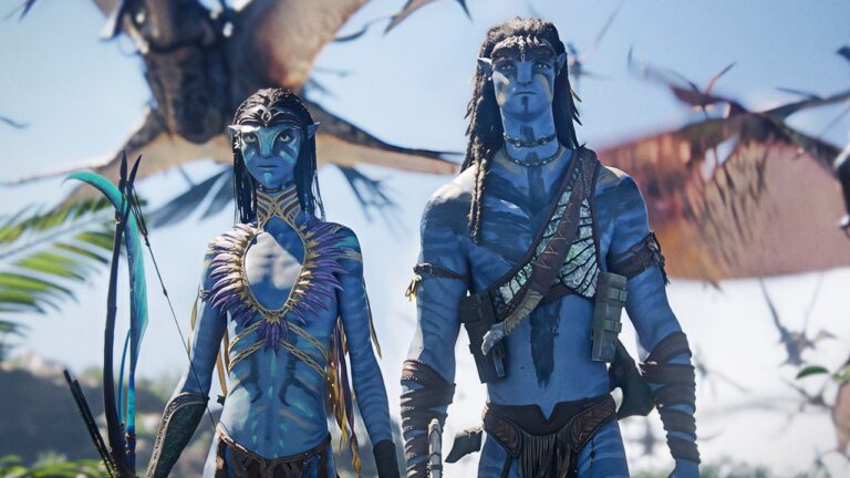 Dois Na'vi lado a lado com arcos diante de criaturas voadoras em cena do filme Avatar: Fogo e Cinzas