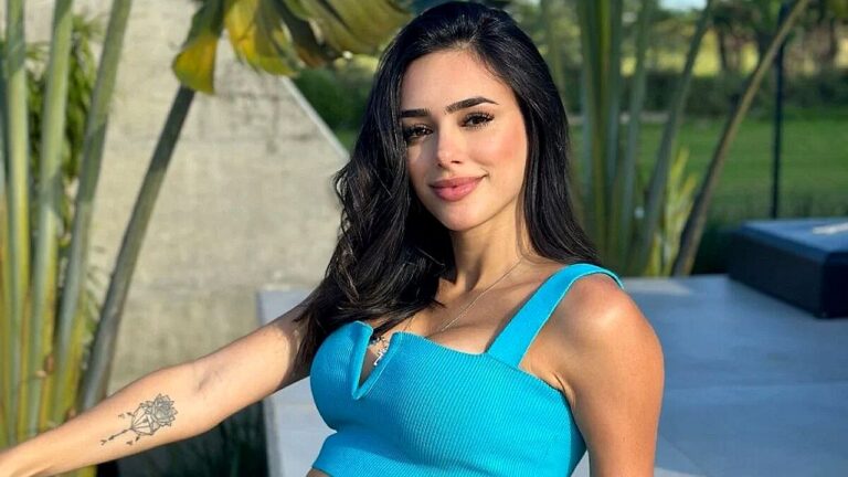 Bruna Biancardi posa ao ar livre com vestido azul e tatuagem no braço em foto publicada nas redes sociais