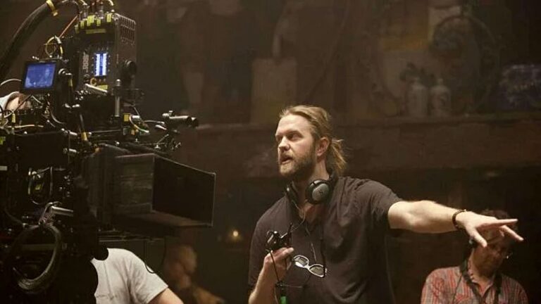 Carl Rinsch orienta equipe de filmagem diante de câmera durante gravação de produção cinematográfica