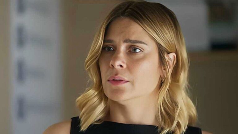 Carolina Dieckmmann com expressão preocupada em cena de novela da TV Globo
