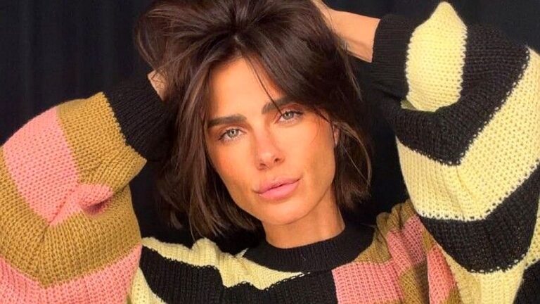 Carolina Dieckmann posa com suéter listrado e mãos nos cabelos em foto compartilhada nas redes sociais
