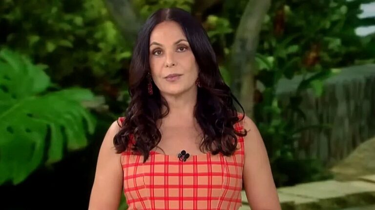 Carolina Ferraz apresenta programa de variedades ao ar livre diante de jardim tropical na Record TV