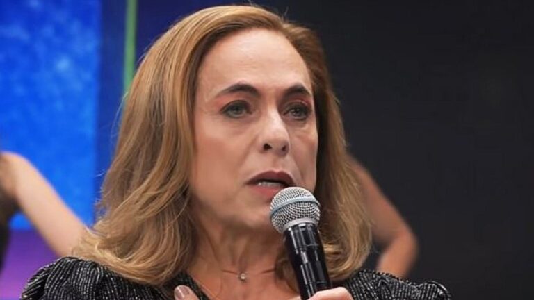 Cissa Guimarães fala ao microfone durante participação em programa de TV com expressão emocionada