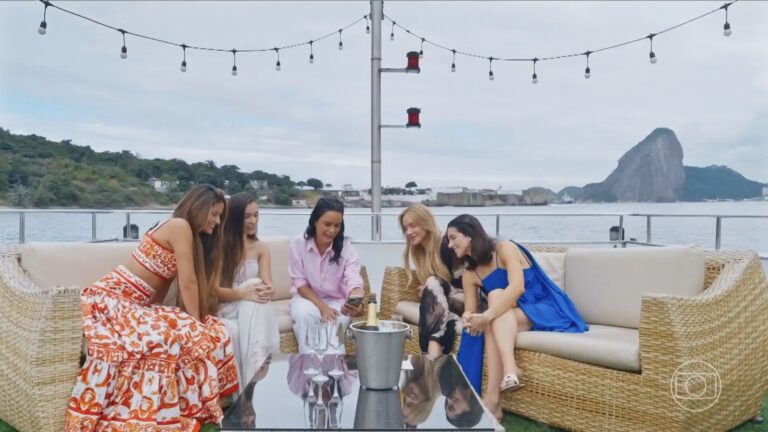 Esposas e namoradas de jogadores da seleção brasileira reunidas à beira-mar durante gravação do programa Convocadas da TV Globo