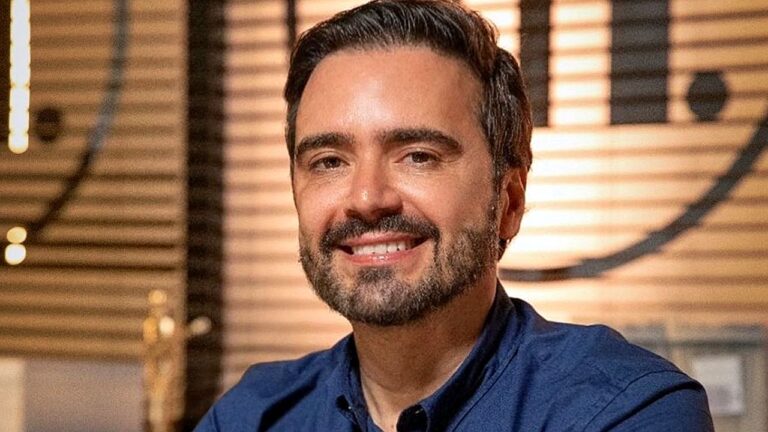 Daniel Ortiz sorri para a câmera em estúdio de televisão durante gravação de programa da Globo